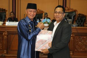 Wakil Walikota Tanjungpinang, Syahrul bersama Wakil Ketua II DPRD, Ahmad Dani saat penyerahan simbolis berkas 11 Ranperda di Propemperda 2017