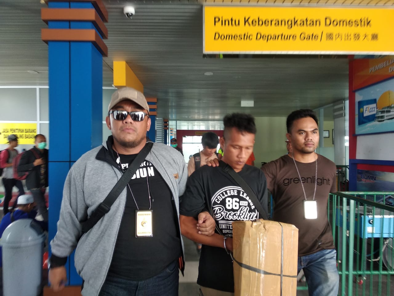 Tangan ditutupi kardus, pelaku narkoba ditangkap di Pangkal Pinang saat tiba di Pelabuhan SBP, Kamis (13/2/2020), f-Ihsan/jurnalkepri.com